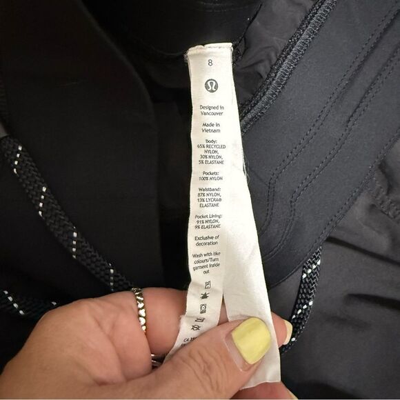 Lululemon Multi-Pocket Cargo High-Rise Hiking Short 5" Size 8 - Picture 6 of 16